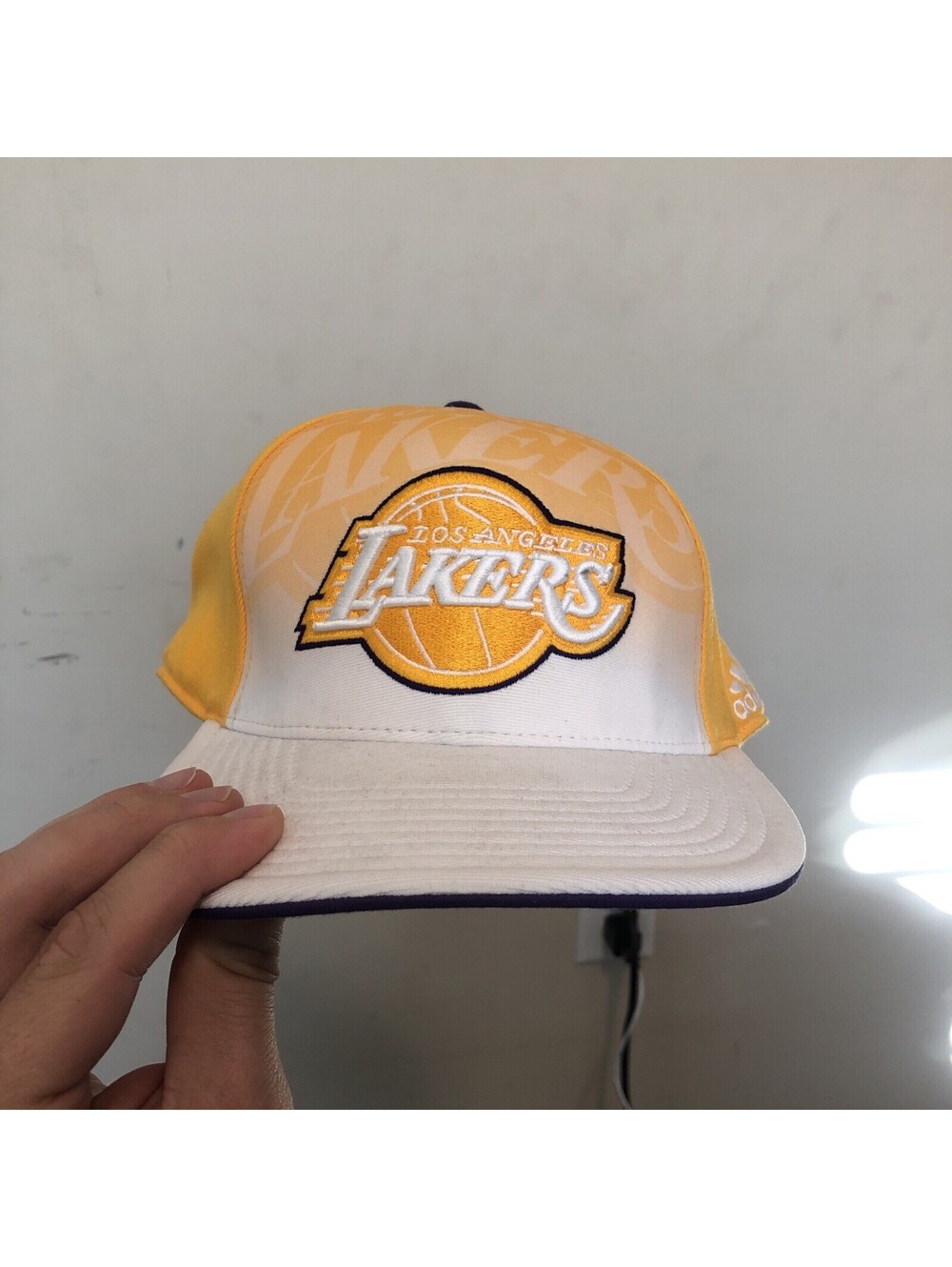 Lakers Hat Adult Medium Flex Fit NBA Fitted Adidas Yellow White Embroidered